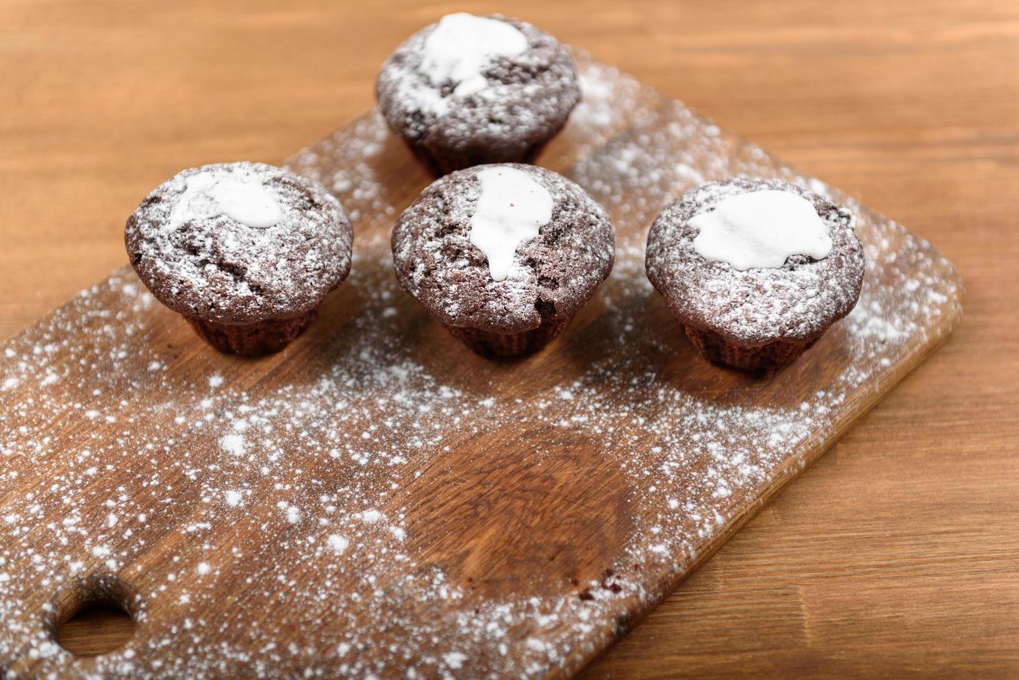 Schokoladenmuffins auf dem Holzbrett foto