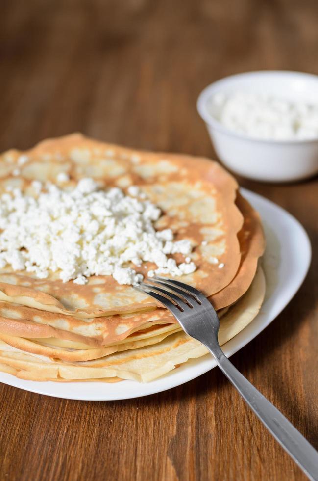 hausgemachte Pfannkuchen auf dem Holztisch foto