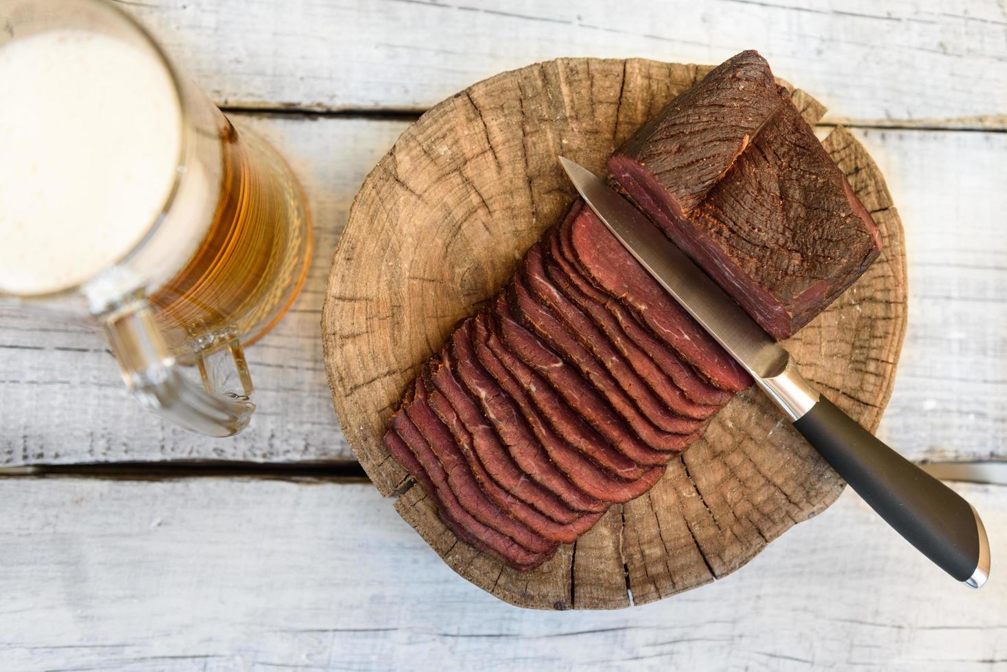 Pastrami auf dem Holztisch foto