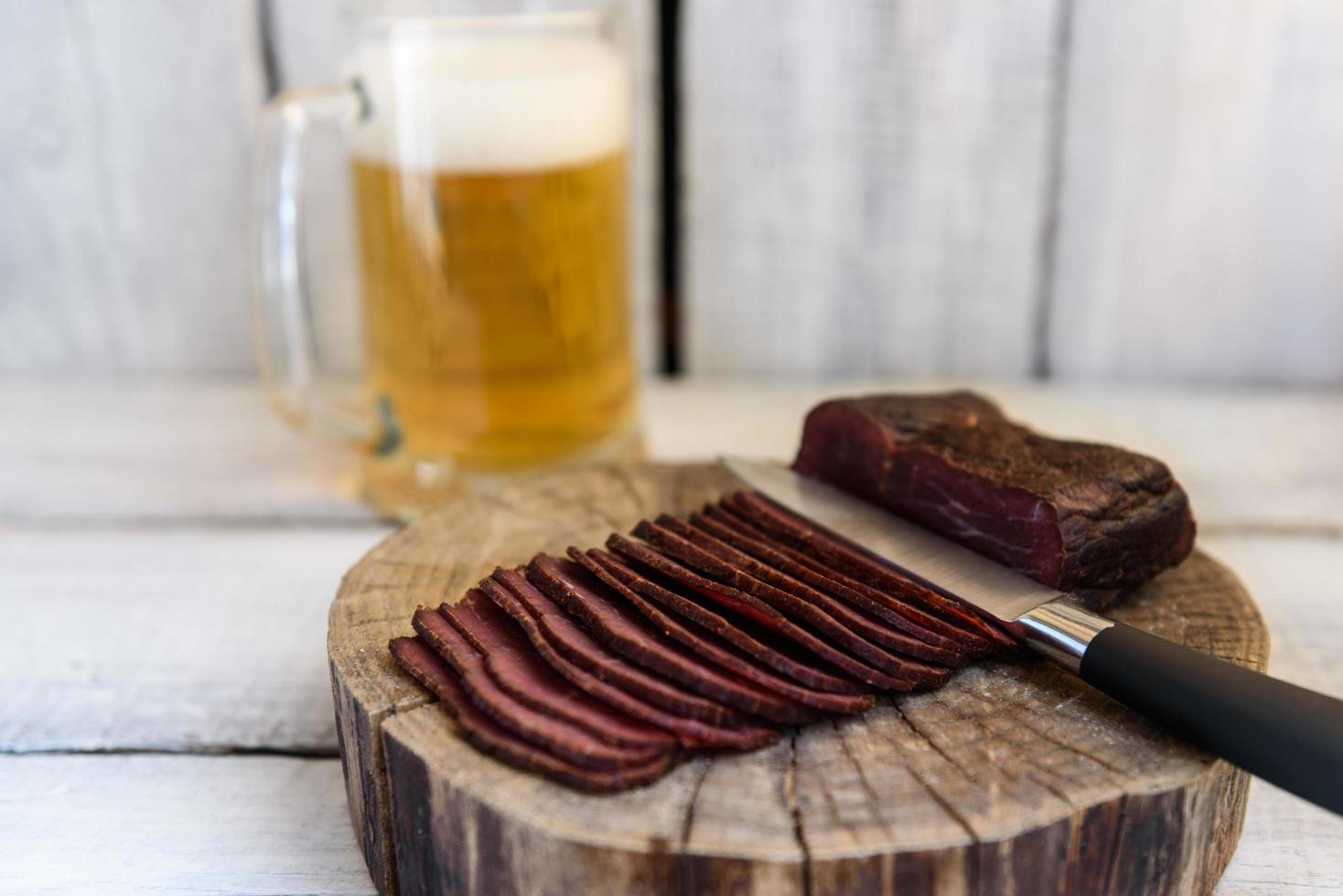 Pastrami auf dem Holztisch foto