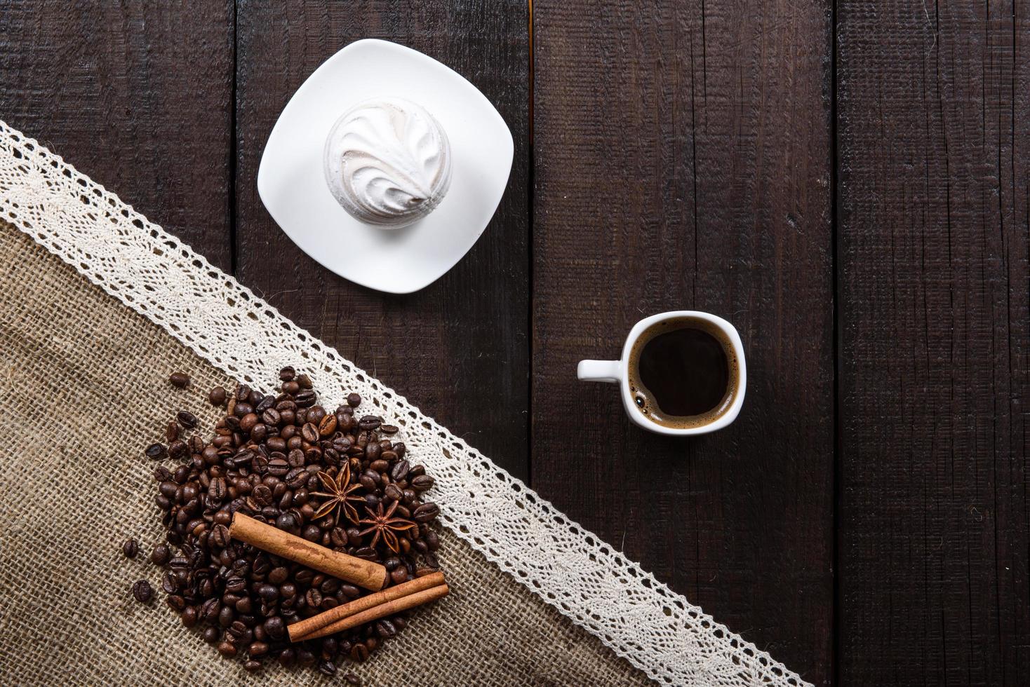 schwarzer Kaffee mit Getreide und Zimt foto