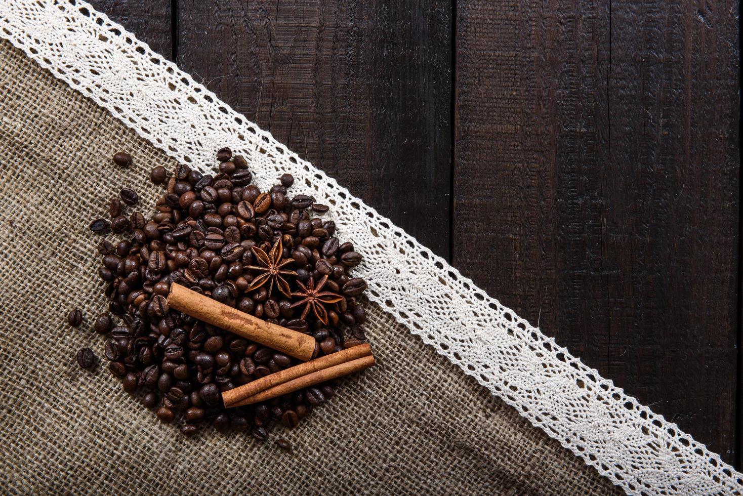 schwarzer Kaffee mit Getreide und Zimt foto