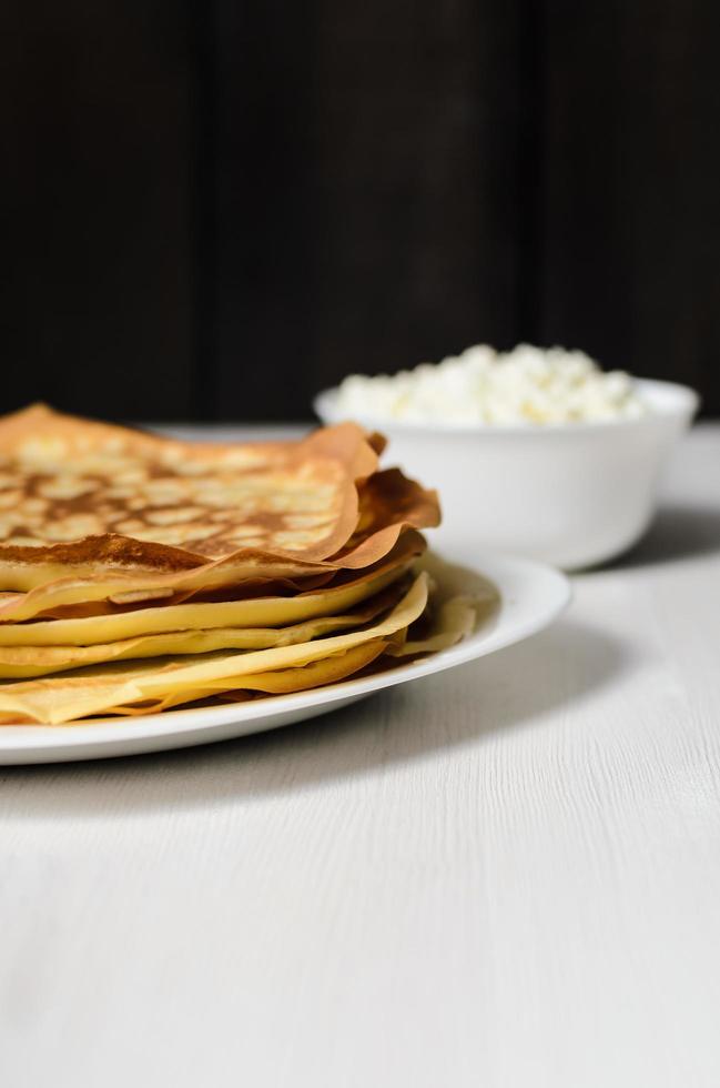 hausgemachte Pfannkuchen auf dem Teller foto