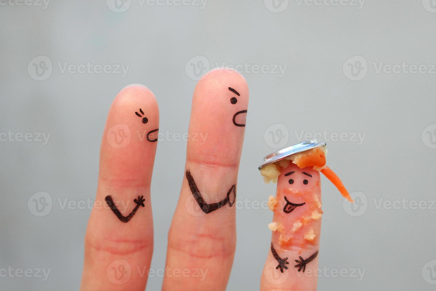 Finger Kunst von Familie während Streit. Konzept von Eltern schelten das Kind weil er stellen ein Teller von Essen auf seine Kopf. foto