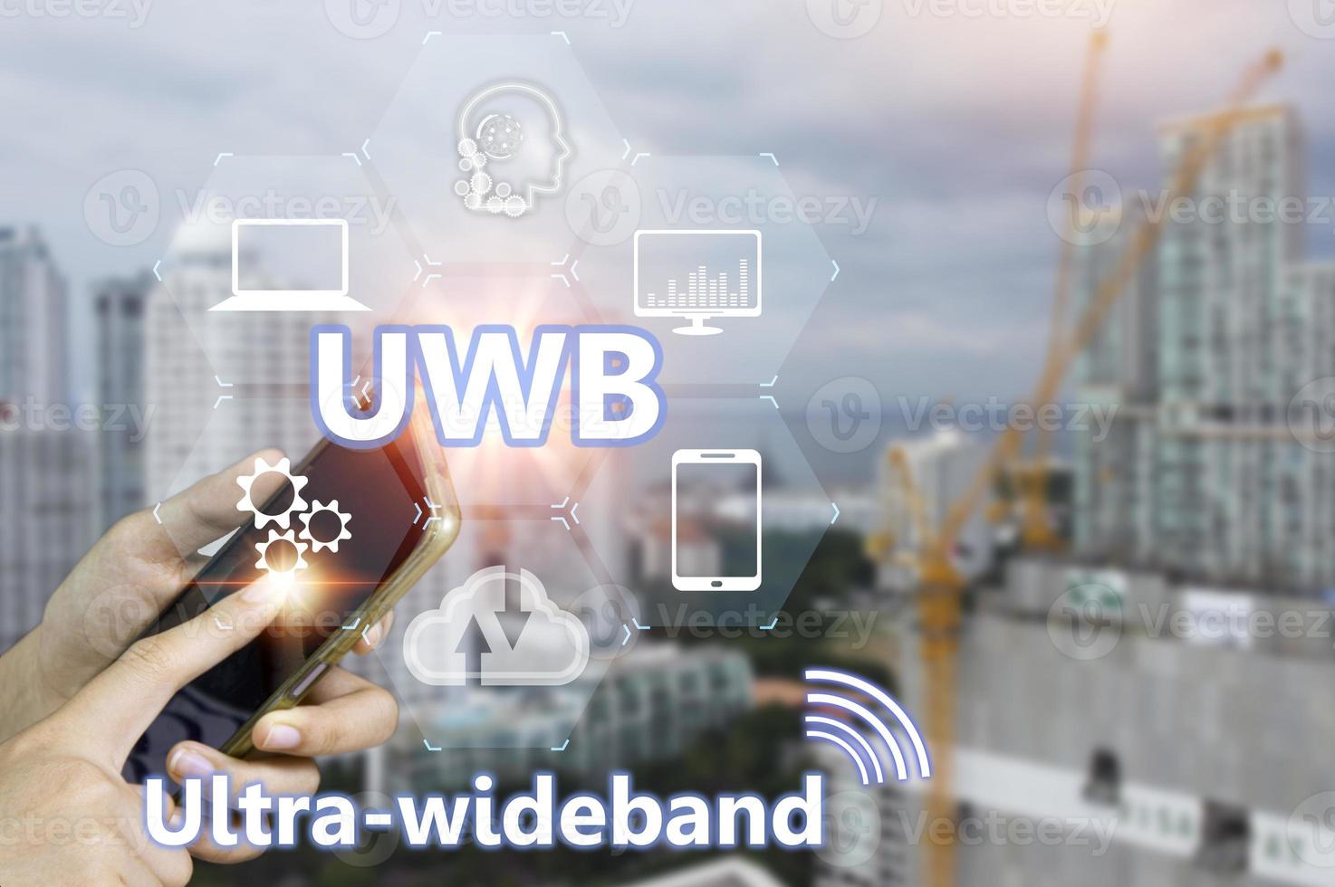 Ultra-Breitband uwb ist ein kurze Reichweite Radio Kommunikation Technologie auf Bandbreiten von 500MHz oder größer und beim sehr hoch Frequenzen. gesamt, es funktioniert ähnlich zu Bluetooth und W-lan foto