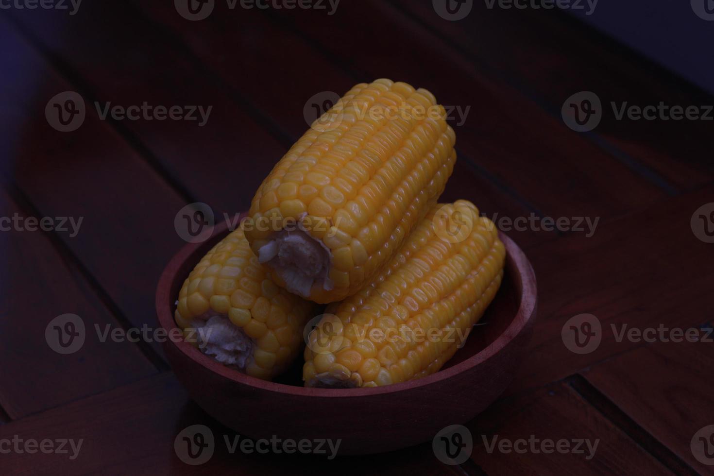 ein schließen oben von Mais auf das Cob serviert im ein hölzern Schüssel. foto