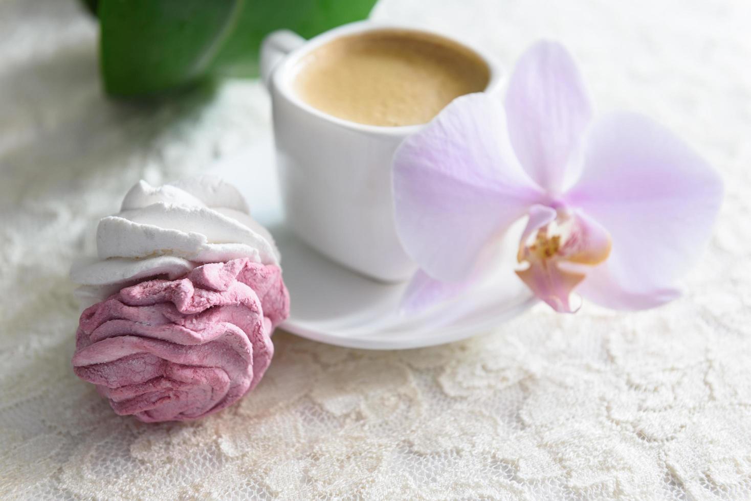 Marshmallows handgemacht weiß und rosa mit Kaffee foto