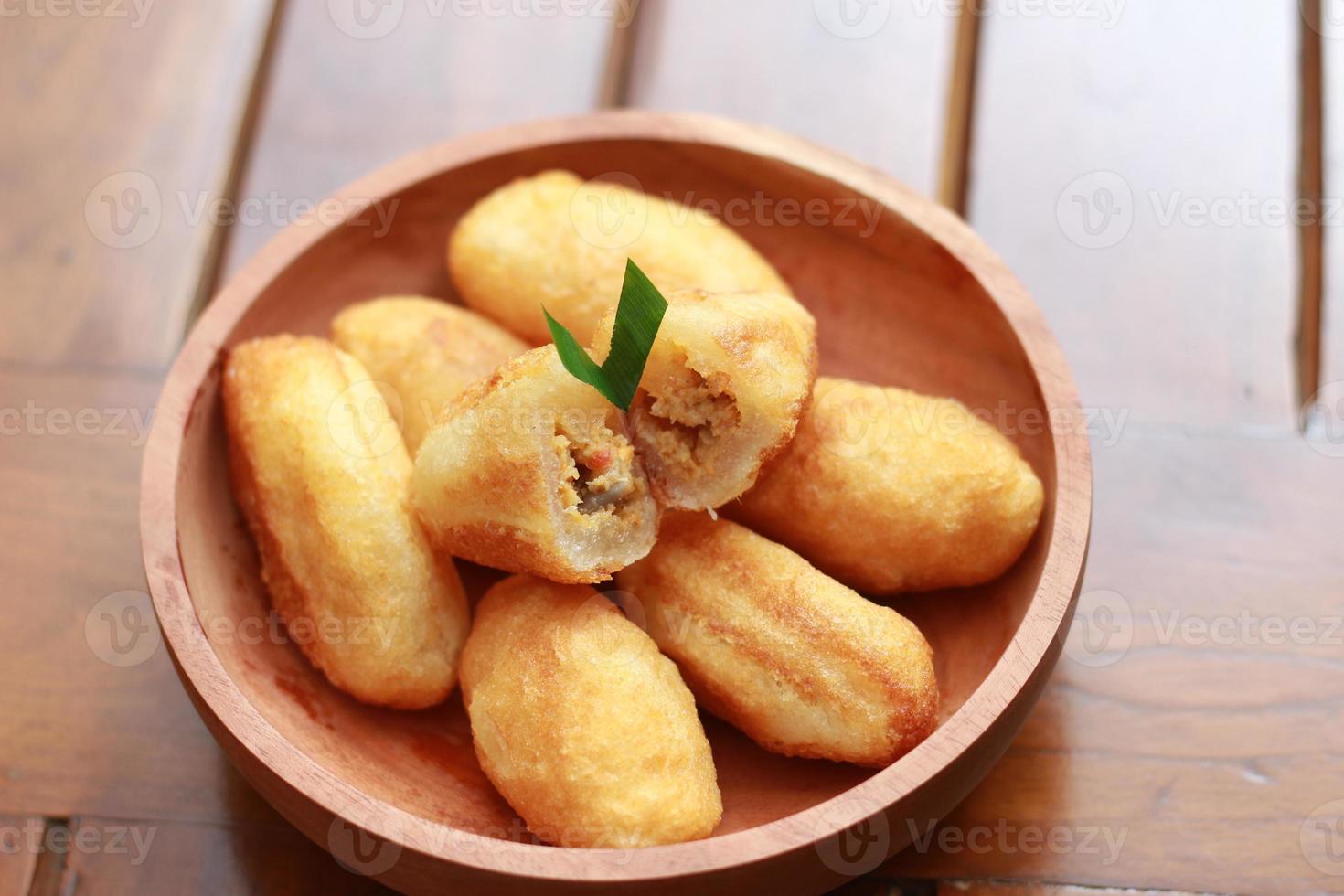 komro oder Kombi, ein traditionell javanisch Snack gemacht von tief gebraten gerieben Maniok gefüllt mit ein Bohnenkraut mischen von oncom oder fermentiert Soja Bohne Kuchen und Chili foto