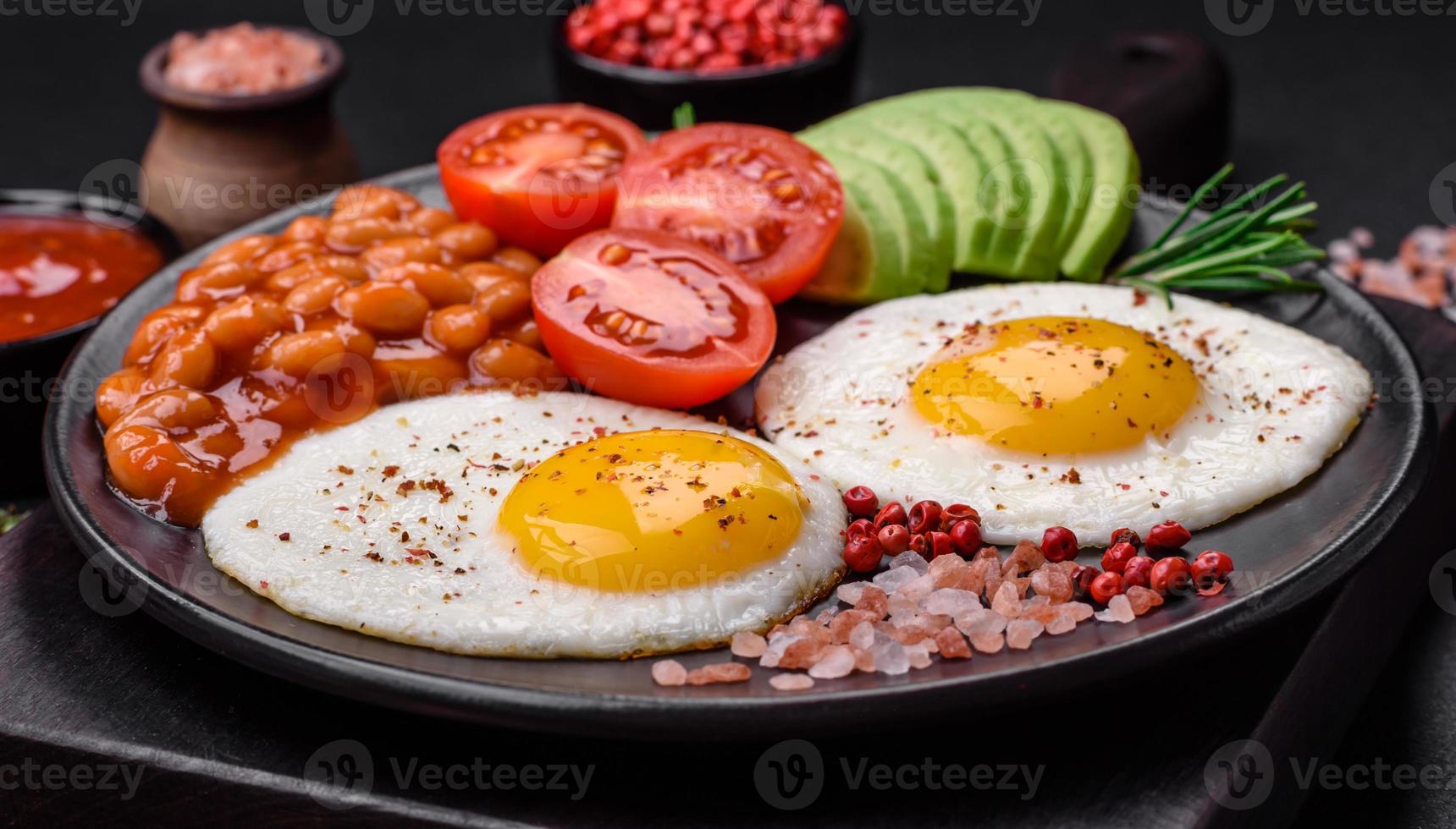 köstlich nahrhaft Englisch Frühstück mit gebraten Eier, Tomaten und Avocado foto