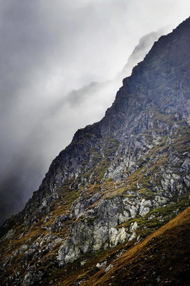 Nebel auf einem Berghang foto