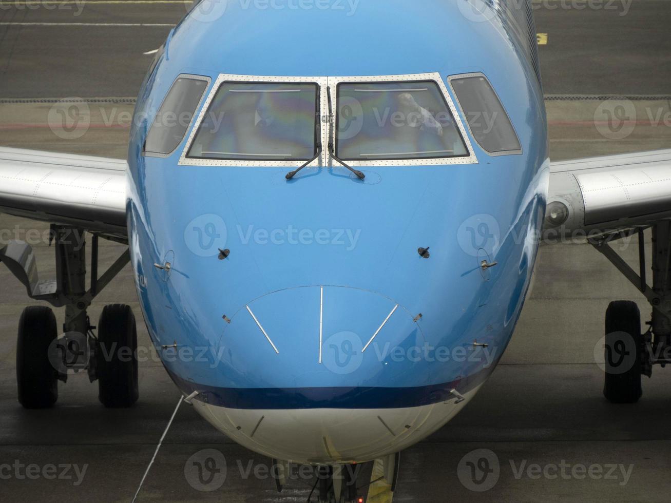 Piloten von Flugzeug während Parkplatz beim das Terminal foto