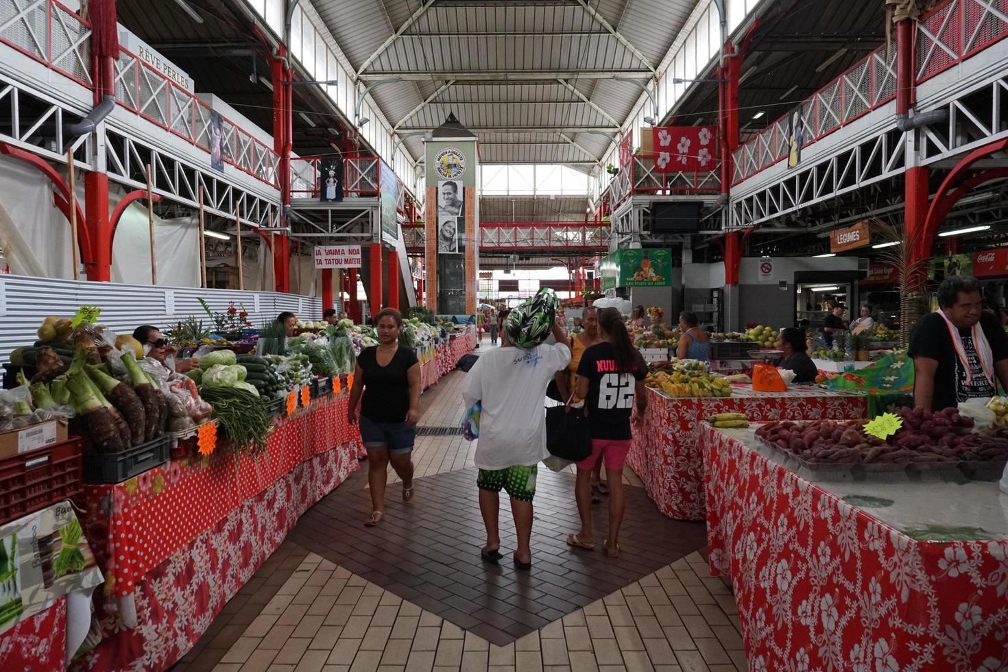 tahiti, französisch-polynesien - 4. august 2018 - papetee traditioneller markt foto