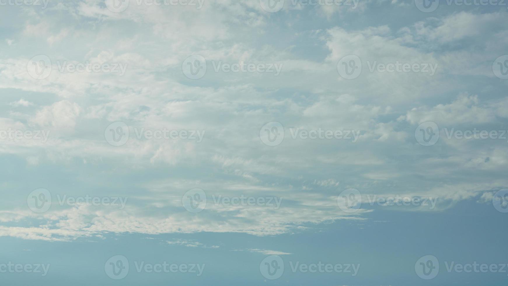 das Sommer- Himmel Aussicht mit das Weiß Wolken und Blau Himmel wie Hintergrund foto