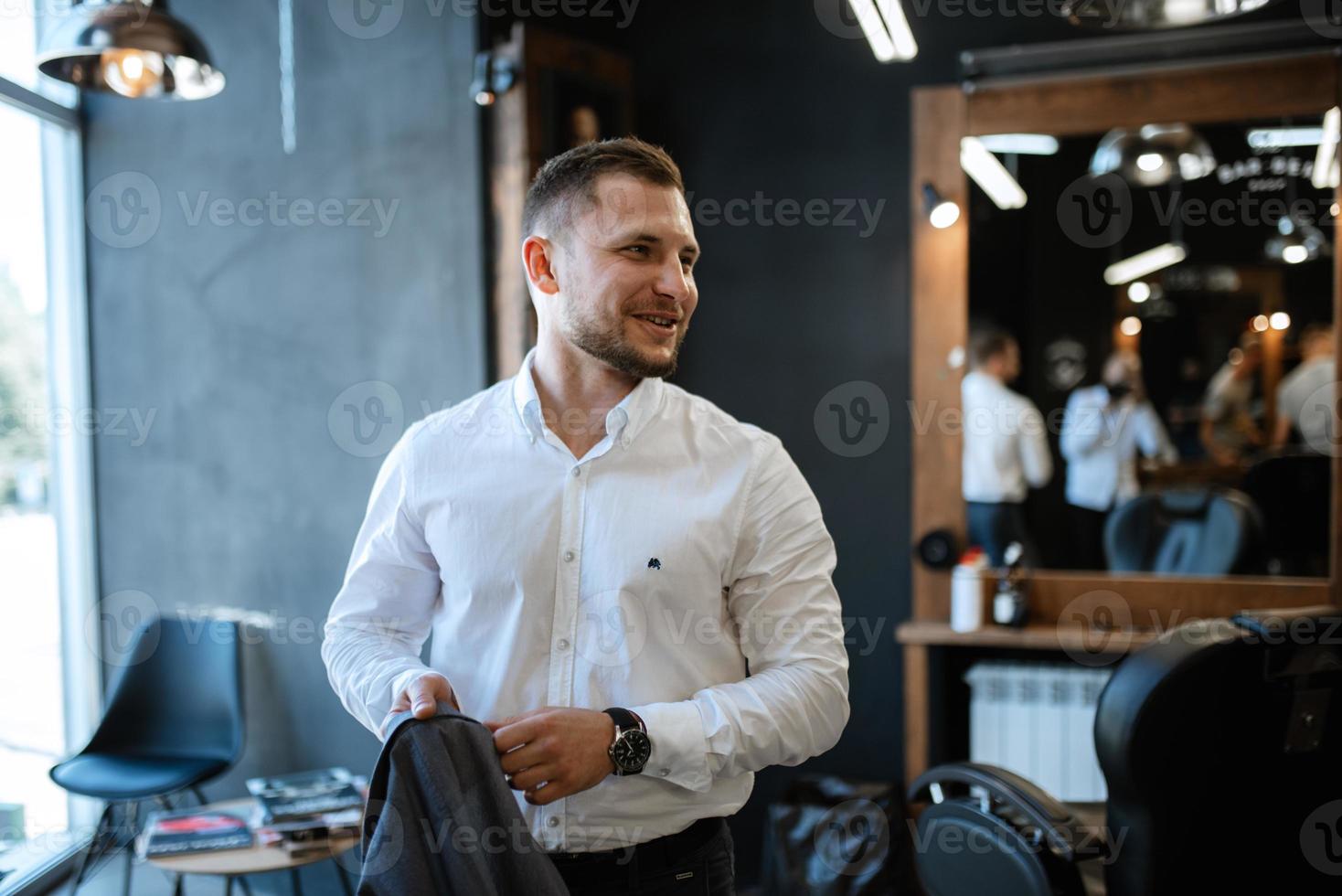 Porträt von ein jung Kerl Bräutigam beim das Ausbildung Lager im das Friseur foto