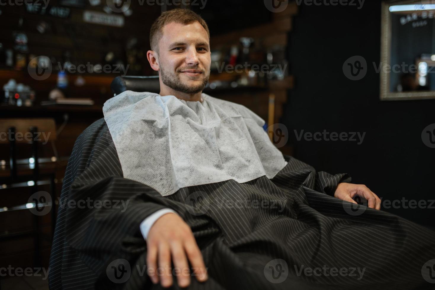 Porträt von ein jung Kerl Bräutigam beim das Ausbildung Lager im das Friseur foto