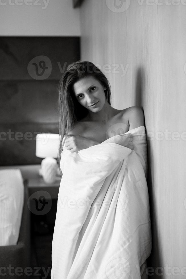 lächelnd Mädchen Braut wachte auf oben im das Morgen foto