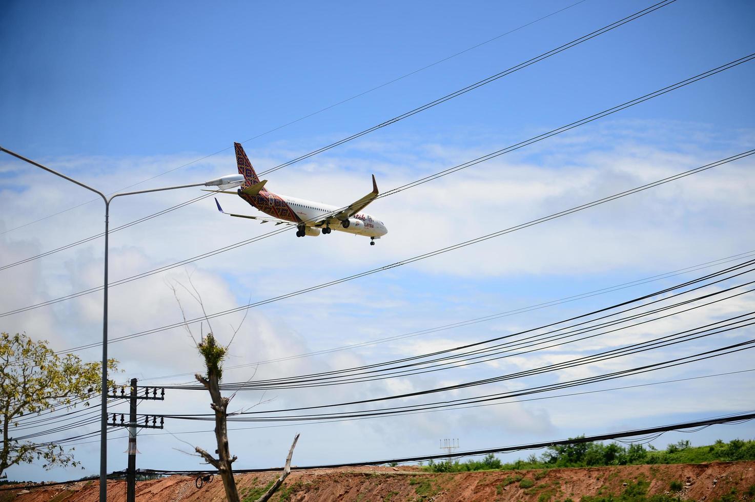 passagierflugzeug landet auf dem flughafen phuket in thailand. am 4. september 2022, provinz phuket, thailand foto