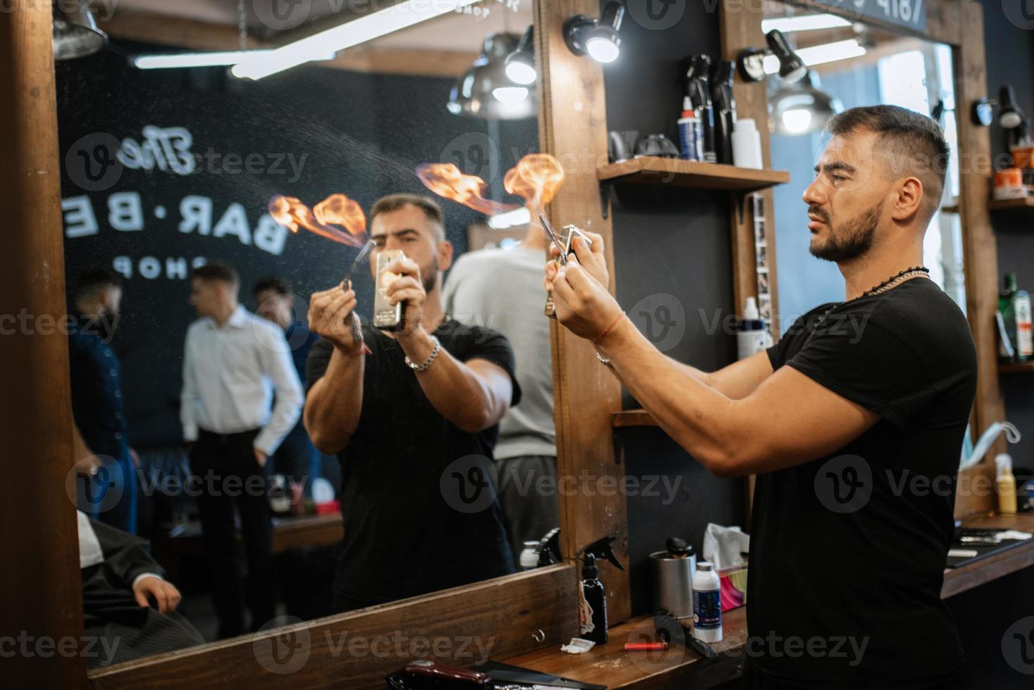 Porträt von ein jung Kerl Bräutigam beim das Ausbildung Lager im das Friseur foto