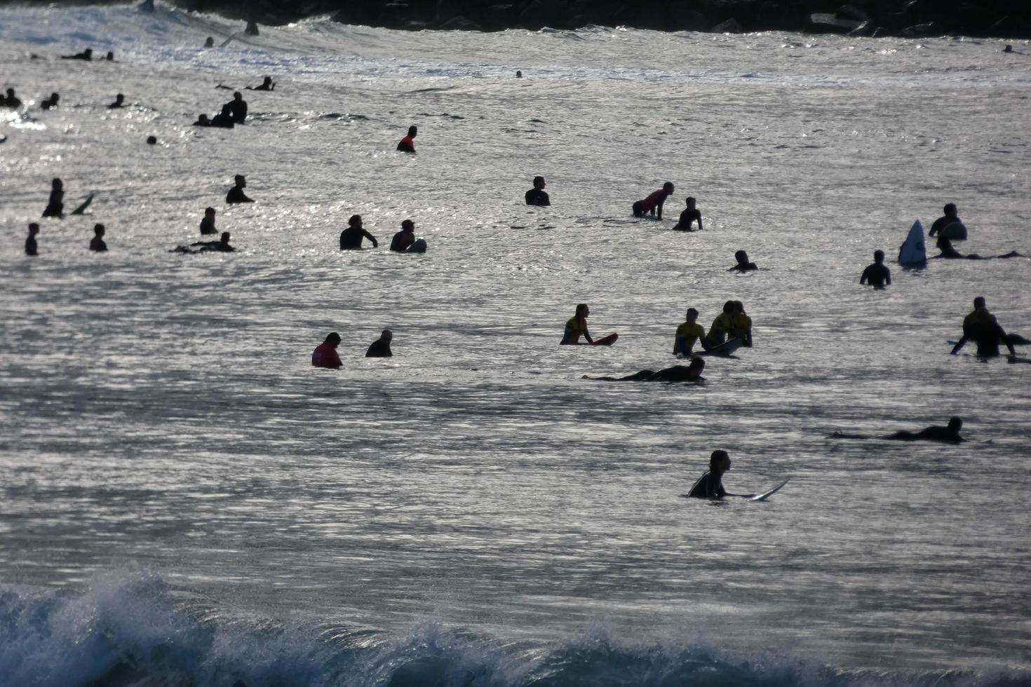 Surfen Schule auf ein Ozean Strand foto