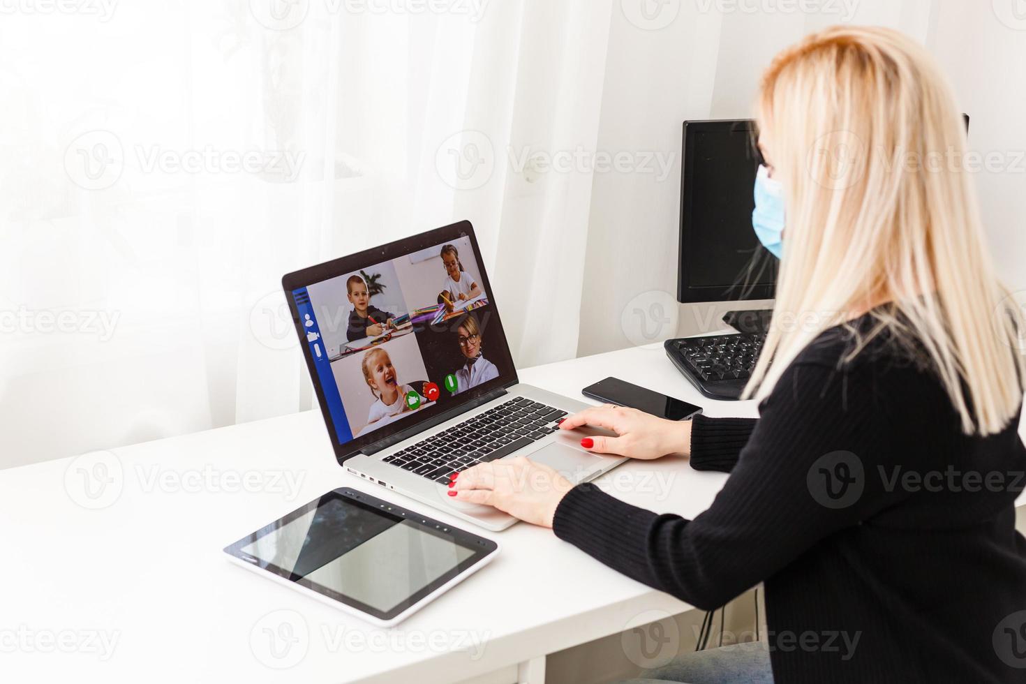 jung Frau tragen schützend Handschuhe auf Hände und Maske auf Gesicht Arbeiten von Zuhause oder beim Büro Arbeit durch das Laptop Video Anruf verhindern Virus Verbreitung Epidemie Quarantäne Verhütung foto