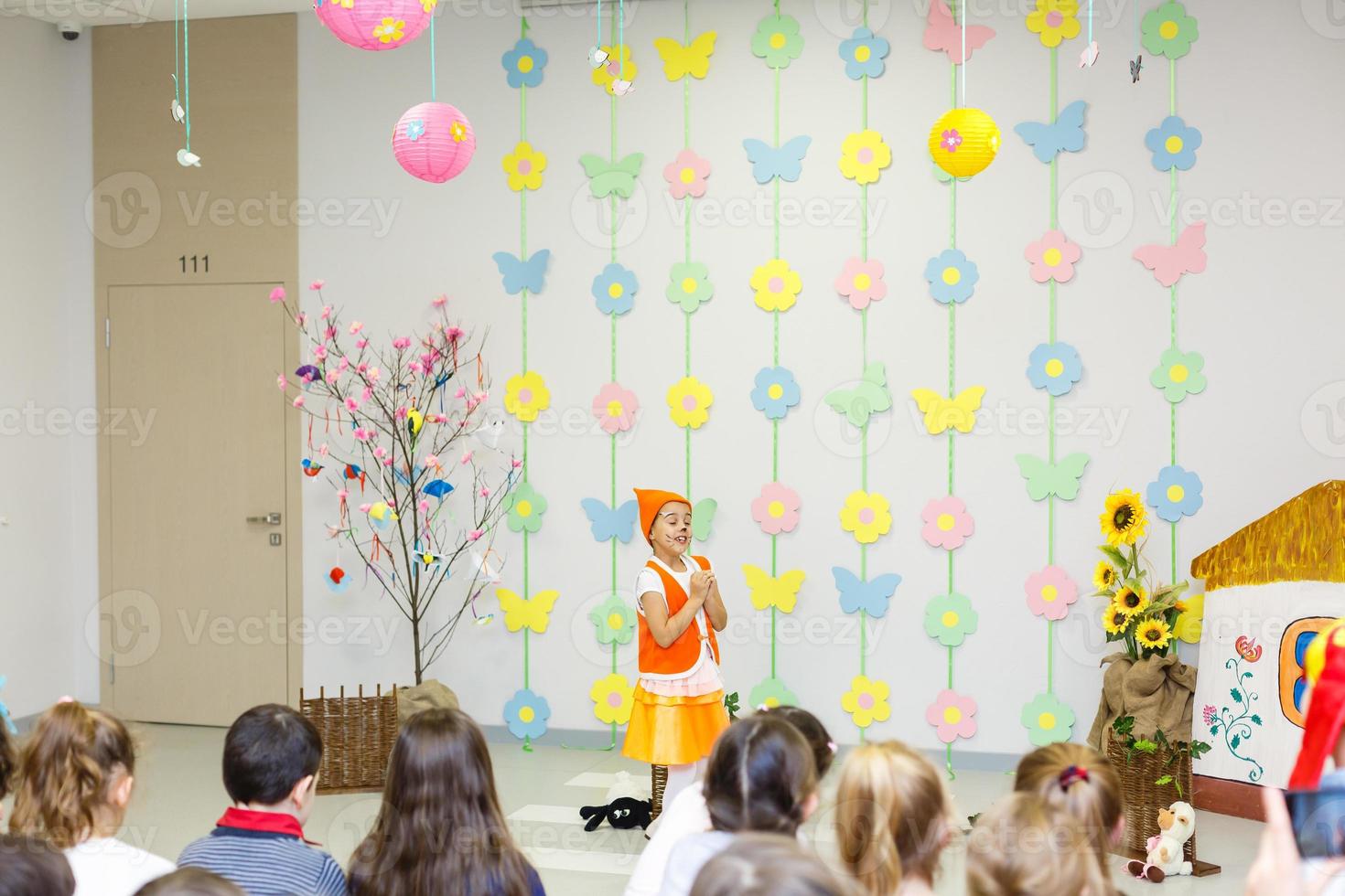 jung Darstellerin im ein Fuchs Kostüm Sprechen im Vorderseite von Kinder foto