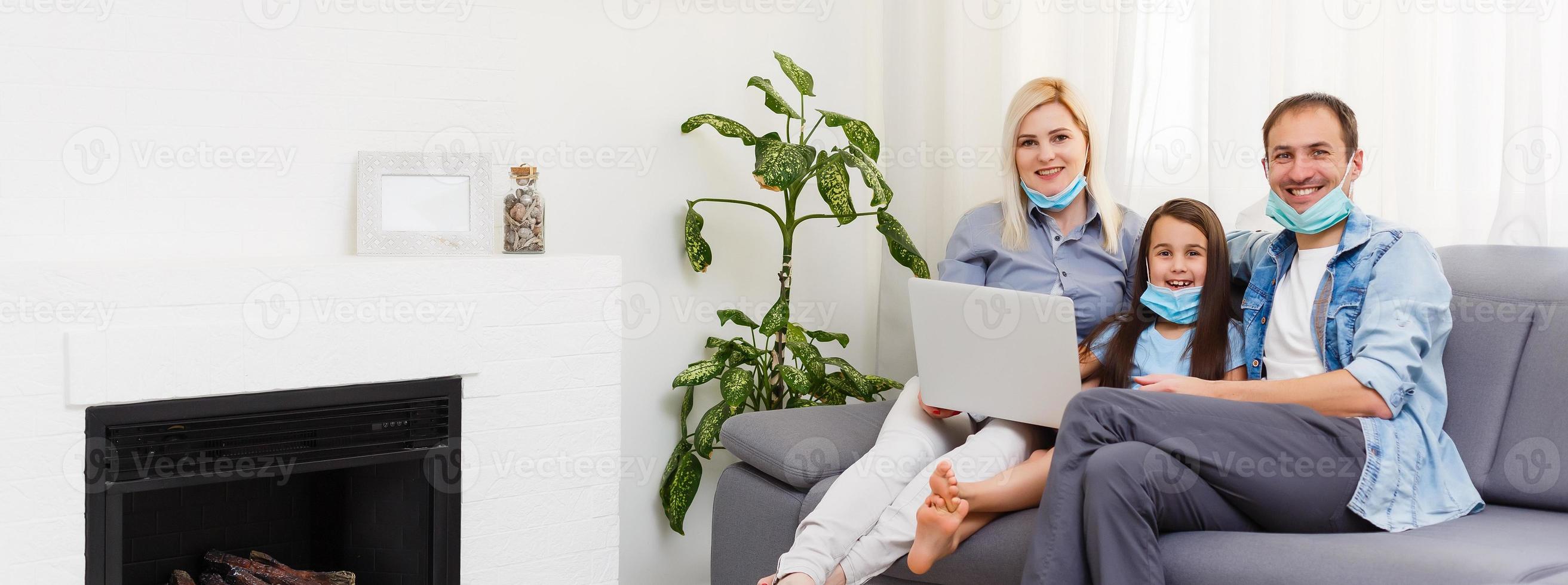 Quarantäne Zeit Familie im schützend Masken beim Leben Zimmer zusammen. foto