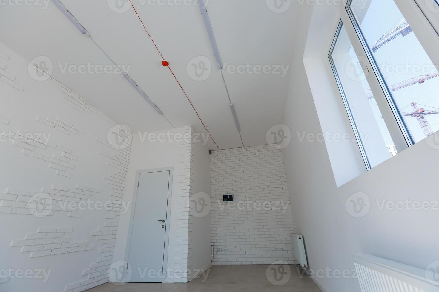 Büro Erweiterung Das Verwendet Ziegel wie ein Wand, Konstruktion, Verbesserung. Innere von klein Zimmer mit Fenster und Ziegel Wände Renovierung, Verlängerung, Überholung und Wiederaufbau. foto