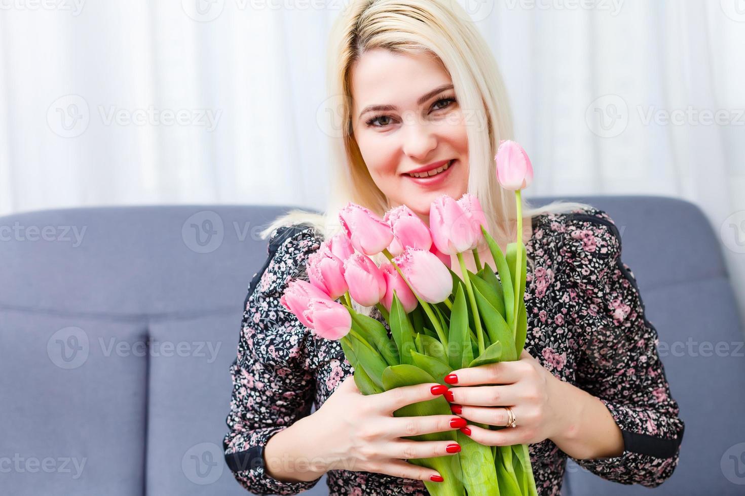 Frau mit Frühling Blume Strauß. glücklich überrascht Modell- Frau riechen Blumen. Mutter Tag. Frühling foto