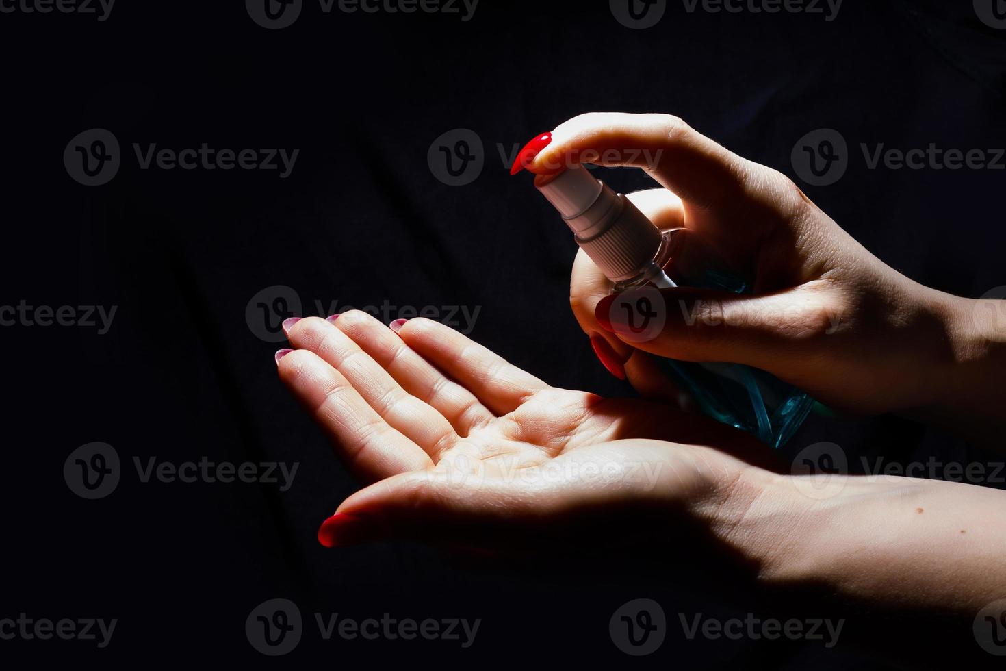 Hand von Dame Das bewirbt sich Alkohol sprühen oder Anti Bakterien sprühen zu verhindern Verbreitung von Keime, Bakterien und Virus. persönlich Hygiene Konzept. foto