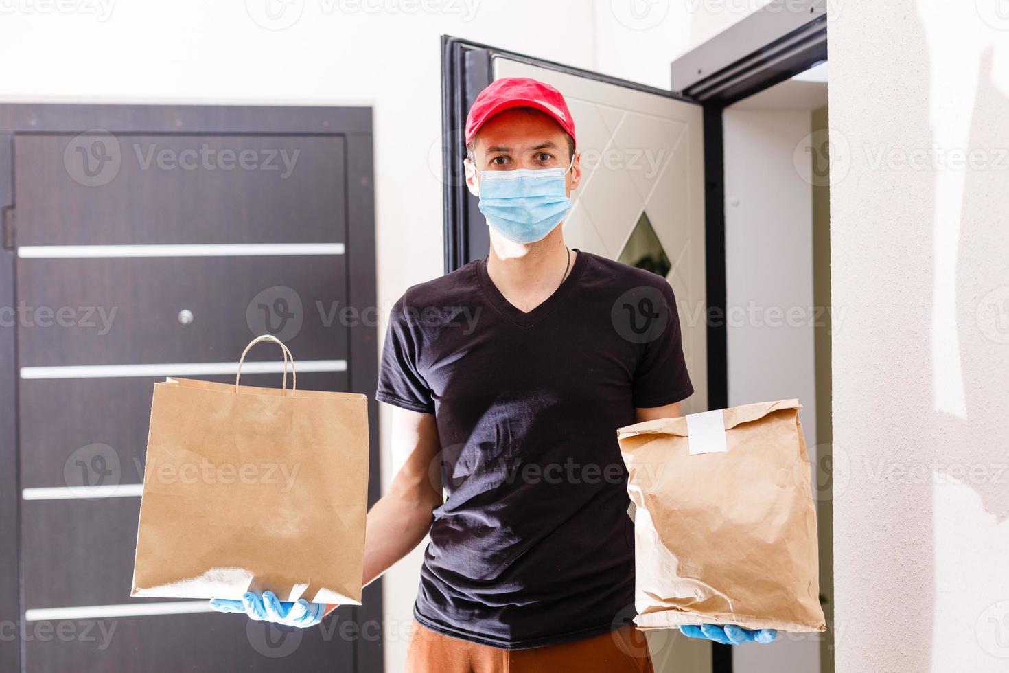 Lieferung Mann halten Karton Kisten im medizinisch Gummi Handschuhe. Quarantäne. Coronavirus. Tür Lieferung foto