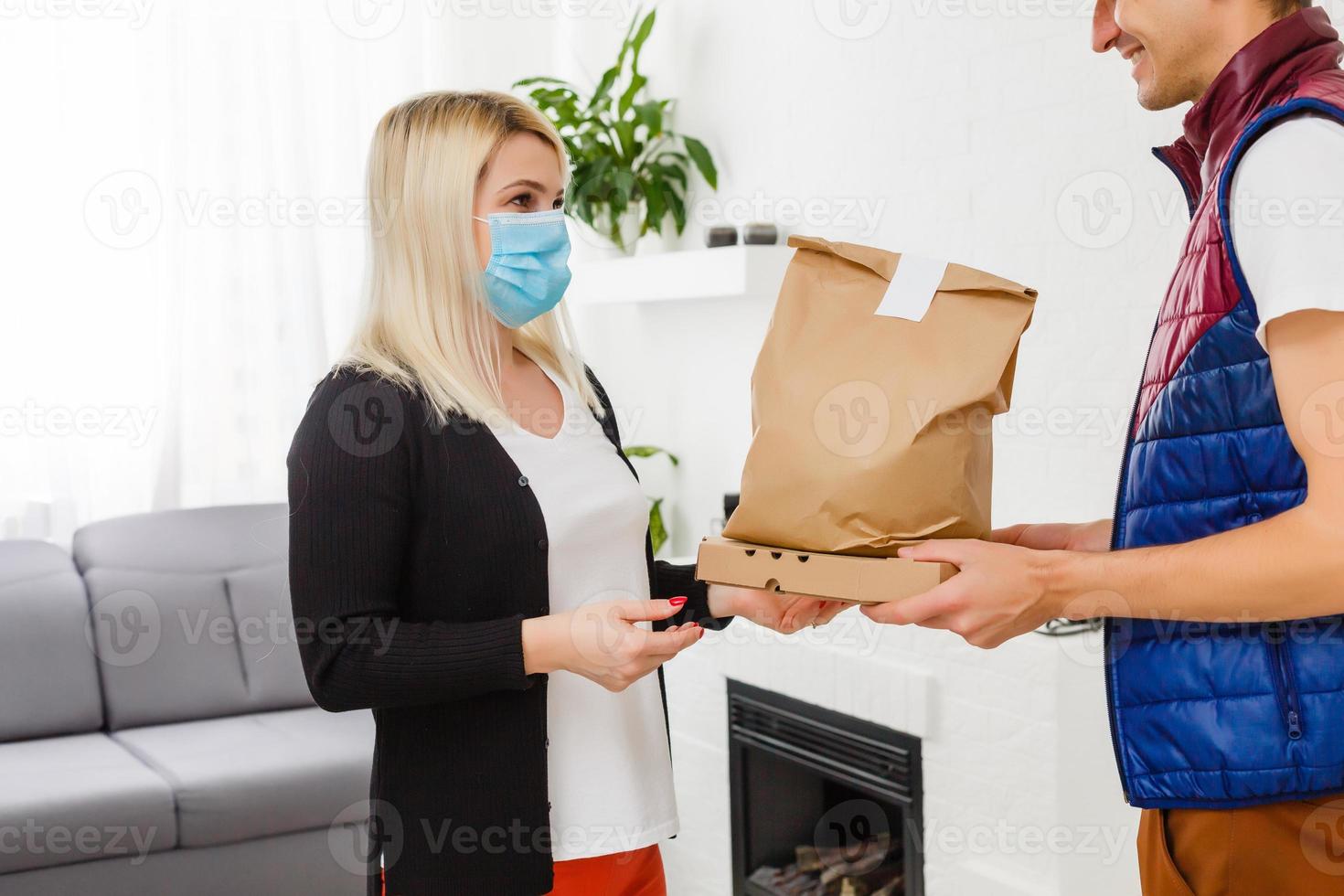 Mann Essen Lieferung im ein Wohnung foto