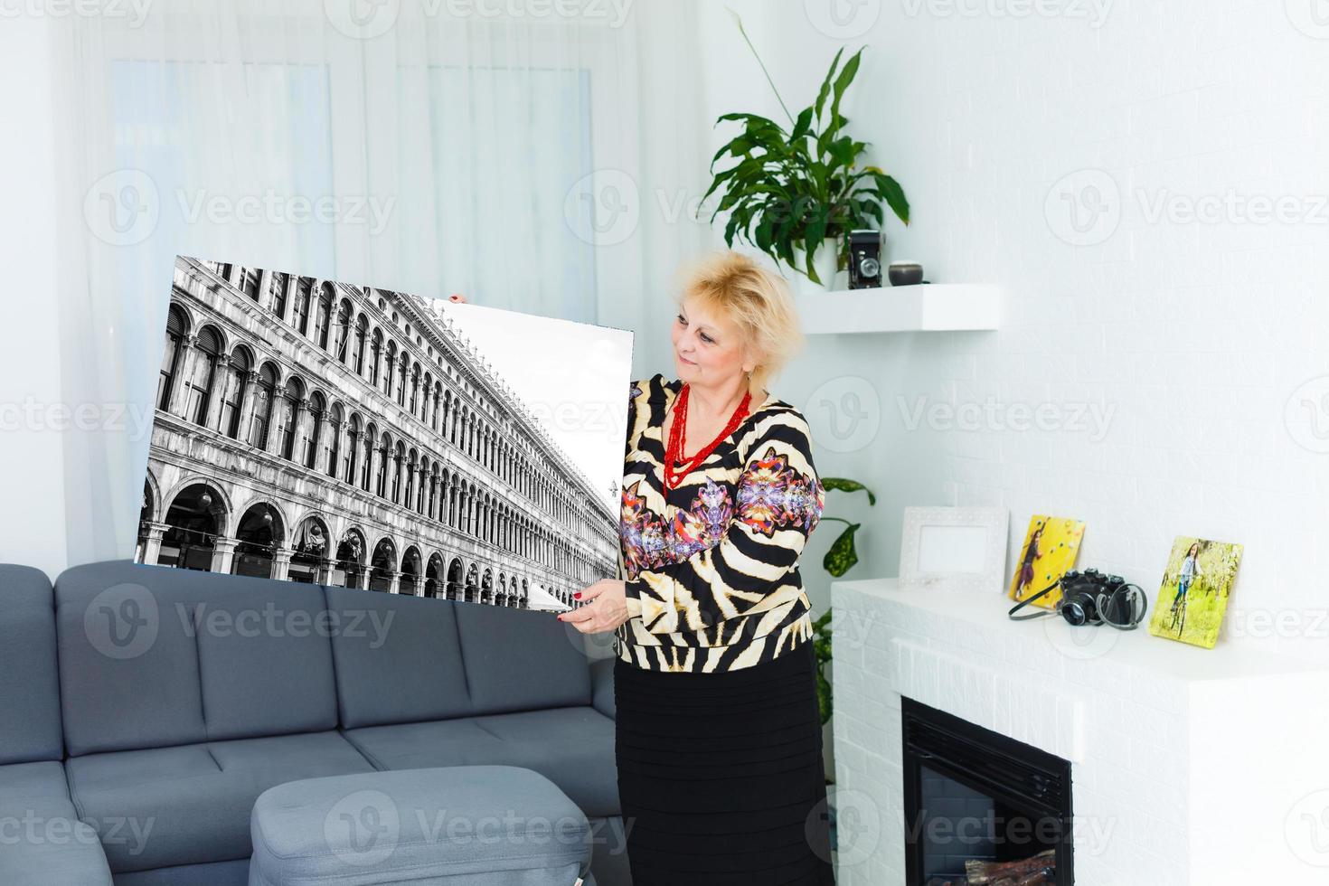 Foto Leinwand. blond Alten Frau Gefühl motiviert während nehmen Foto Segeltuch