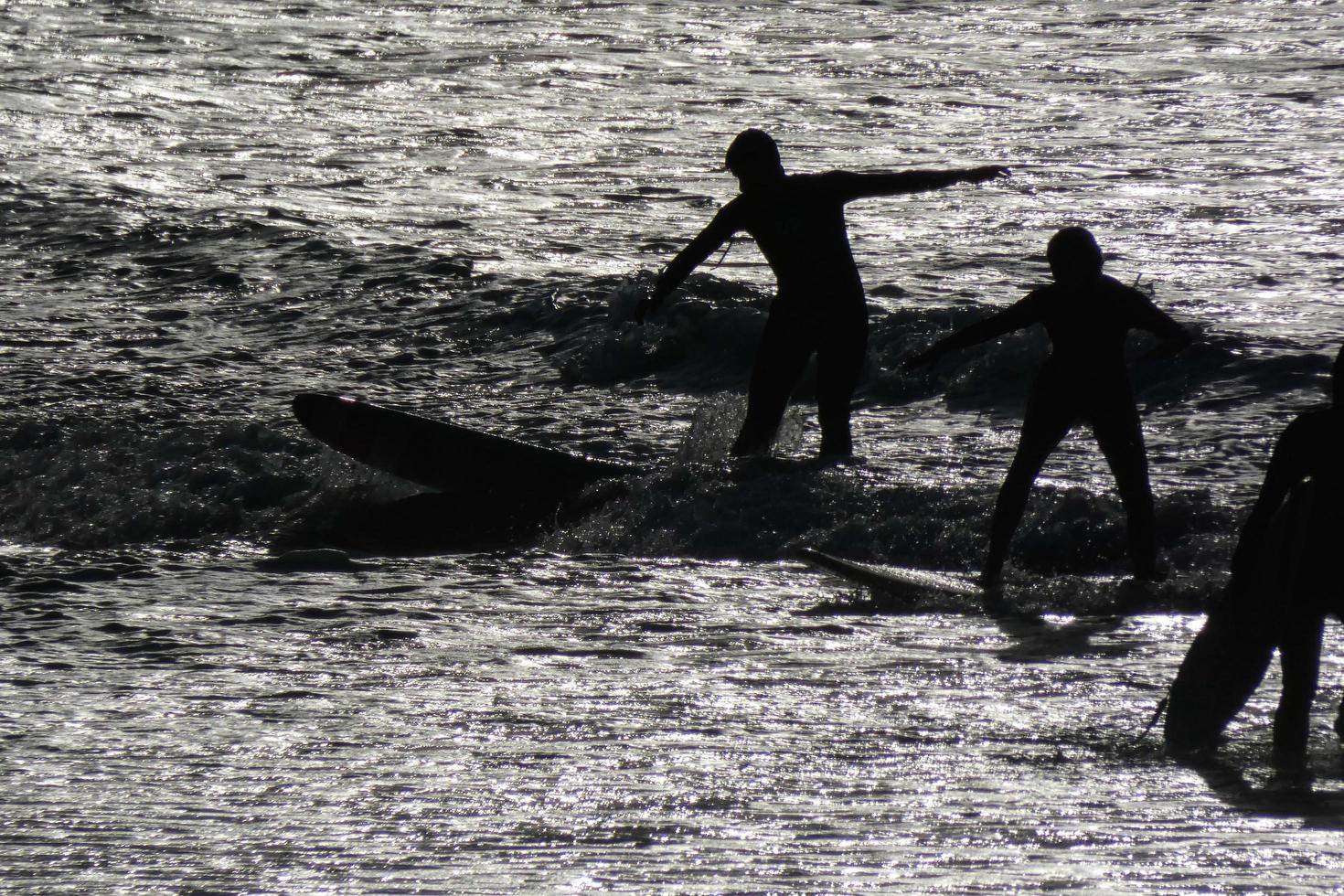 jung Sportler üben das Wasser Sport von Surfen foto