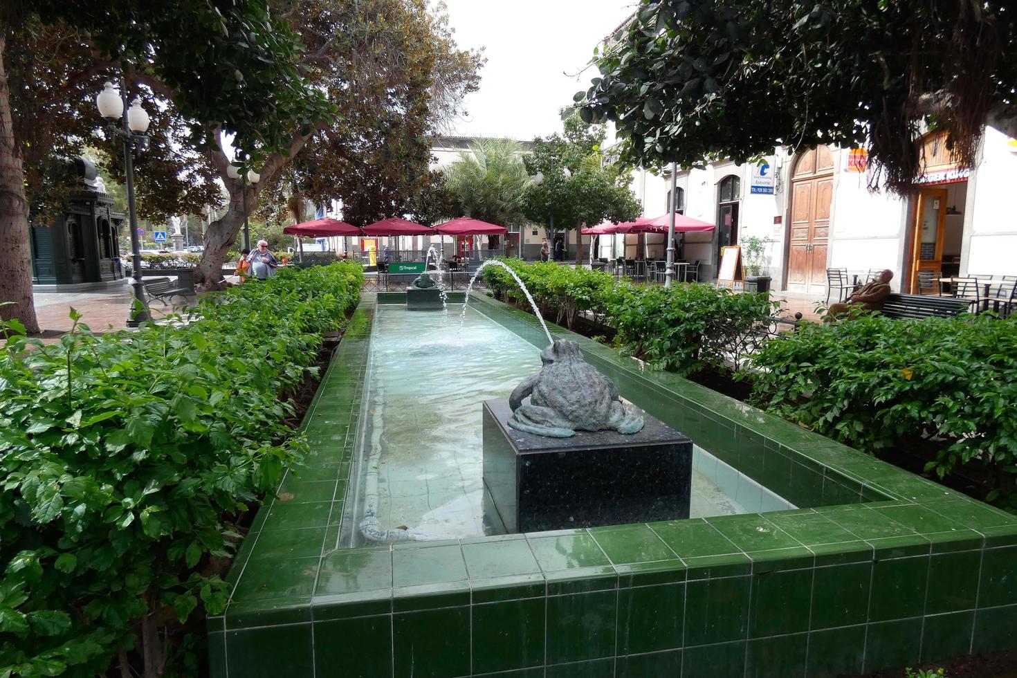 planschen Wasser im Stadt Brunnen foto