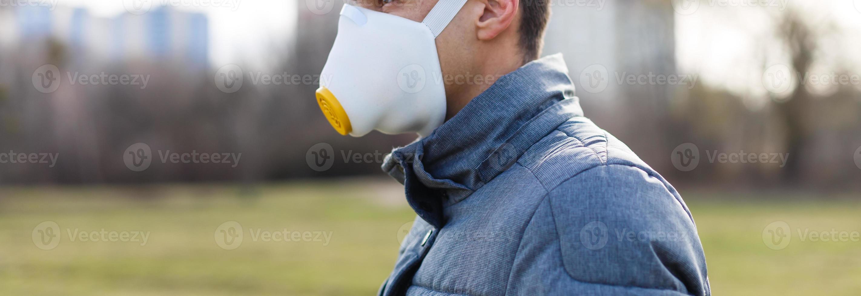 asiatisch Mann tragen das Gesicht Maske fällig zu Luft Verschmutzung - - jung Erwachsene auf Park mit Verschmutzung Maske - - Person schützen von Luft Kontamination oder Coronavirus oder covid-19 durch tragen Maske. foto