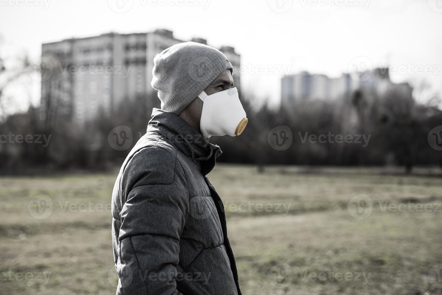 ein Mann tragen ein Maske auf das Straße. Schutz gegen Virus und Griff foto