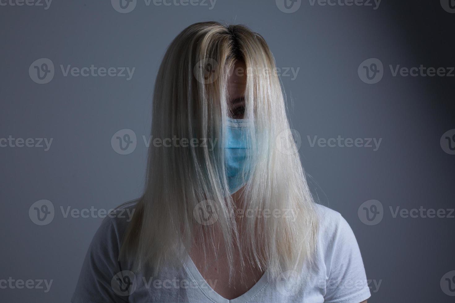 ein attraktiv jung Frau trägt ein Papier Gesicht Maske zu schützen Sie selber von das h1n1 Virus, isoliert, mit Zimmer zum Ihre Text foto