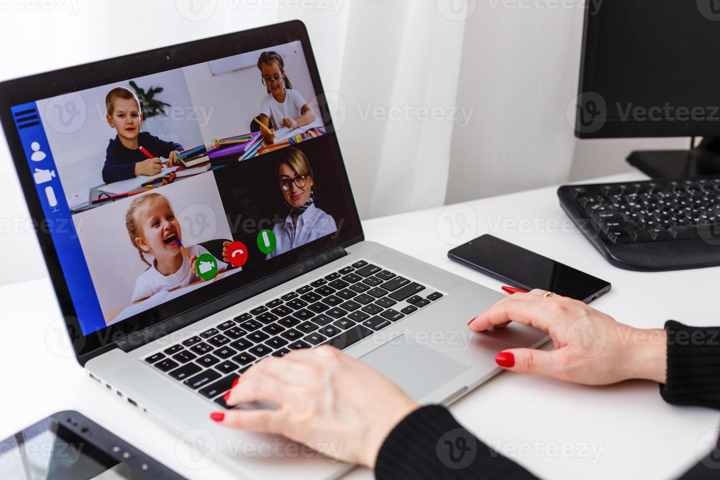 Frau Video Konferenzen mit Tutor auf Laptop beim heim. Entfernung Bildung Konzept. foto