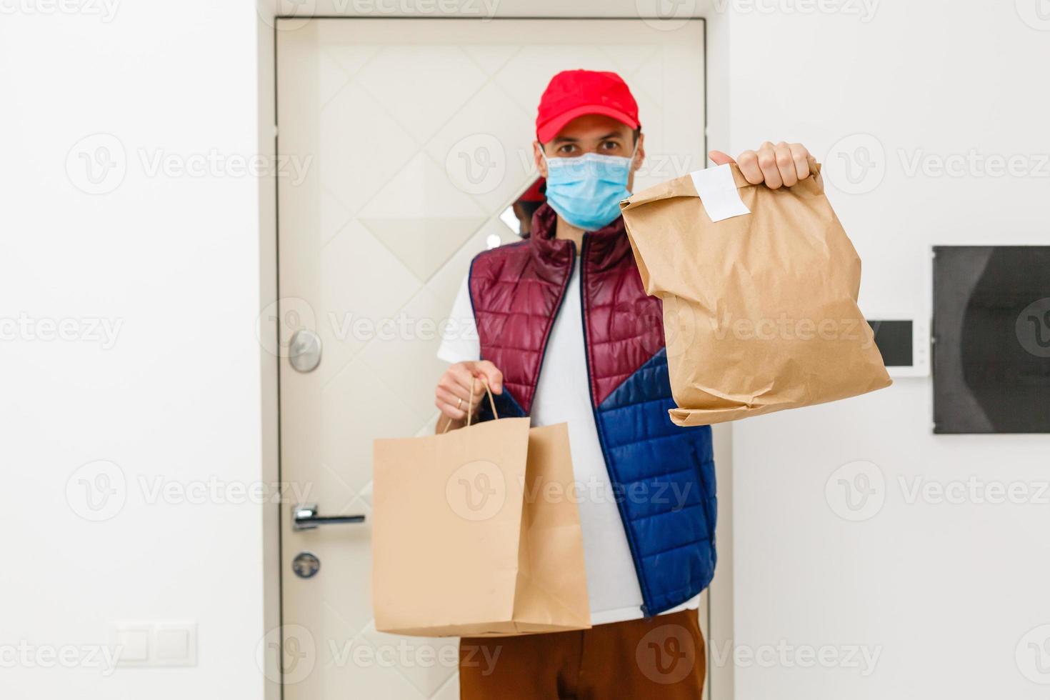 Essen Lieferung Mann tragen medizinisch Maske. Corona Virus Konzept foto