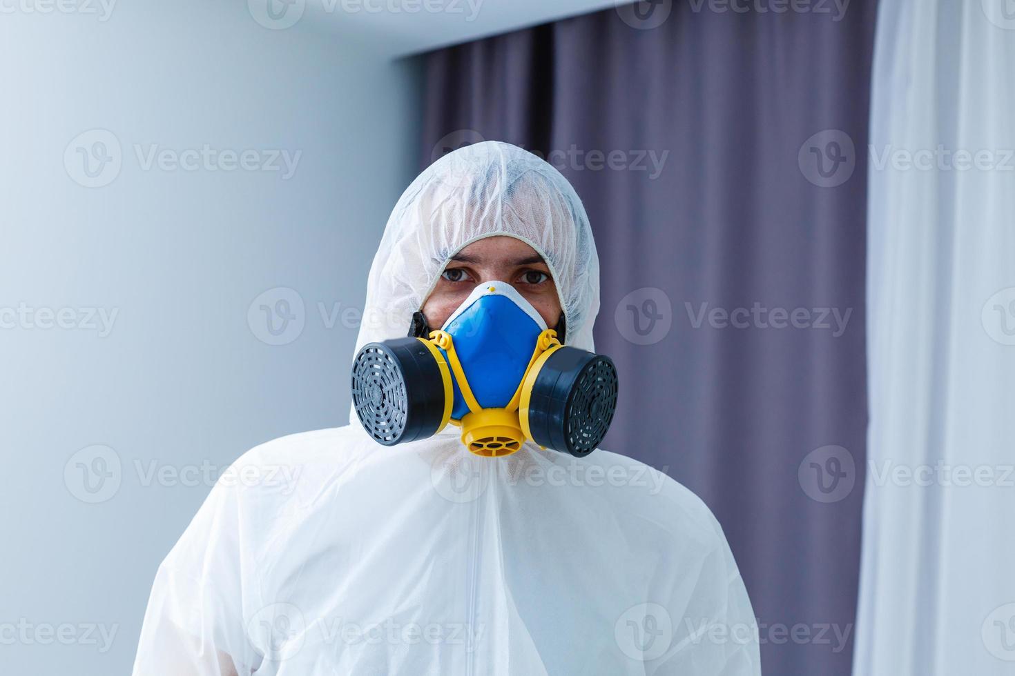 Nahansicht Mann Gesicht im Respirator und Brille foto