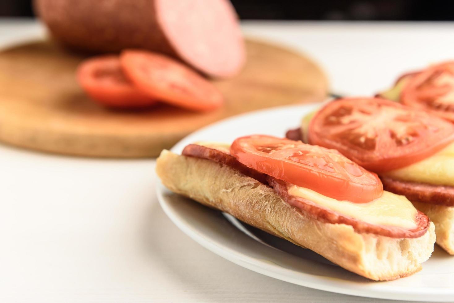 heiße Sandwiches mit Tomaten foto