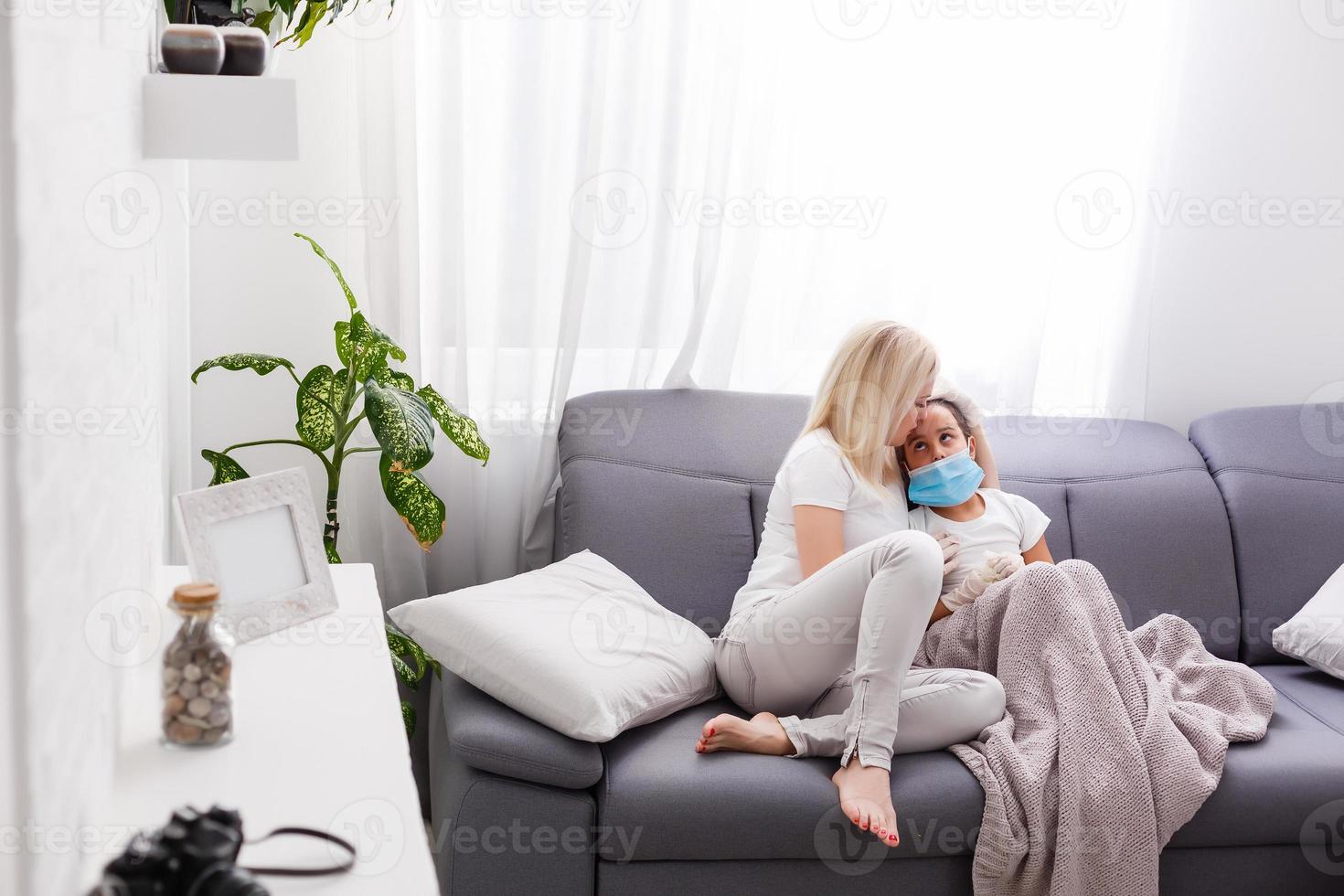 Mutter und Tochter sind krank beim Zuhause Quarantäne foto