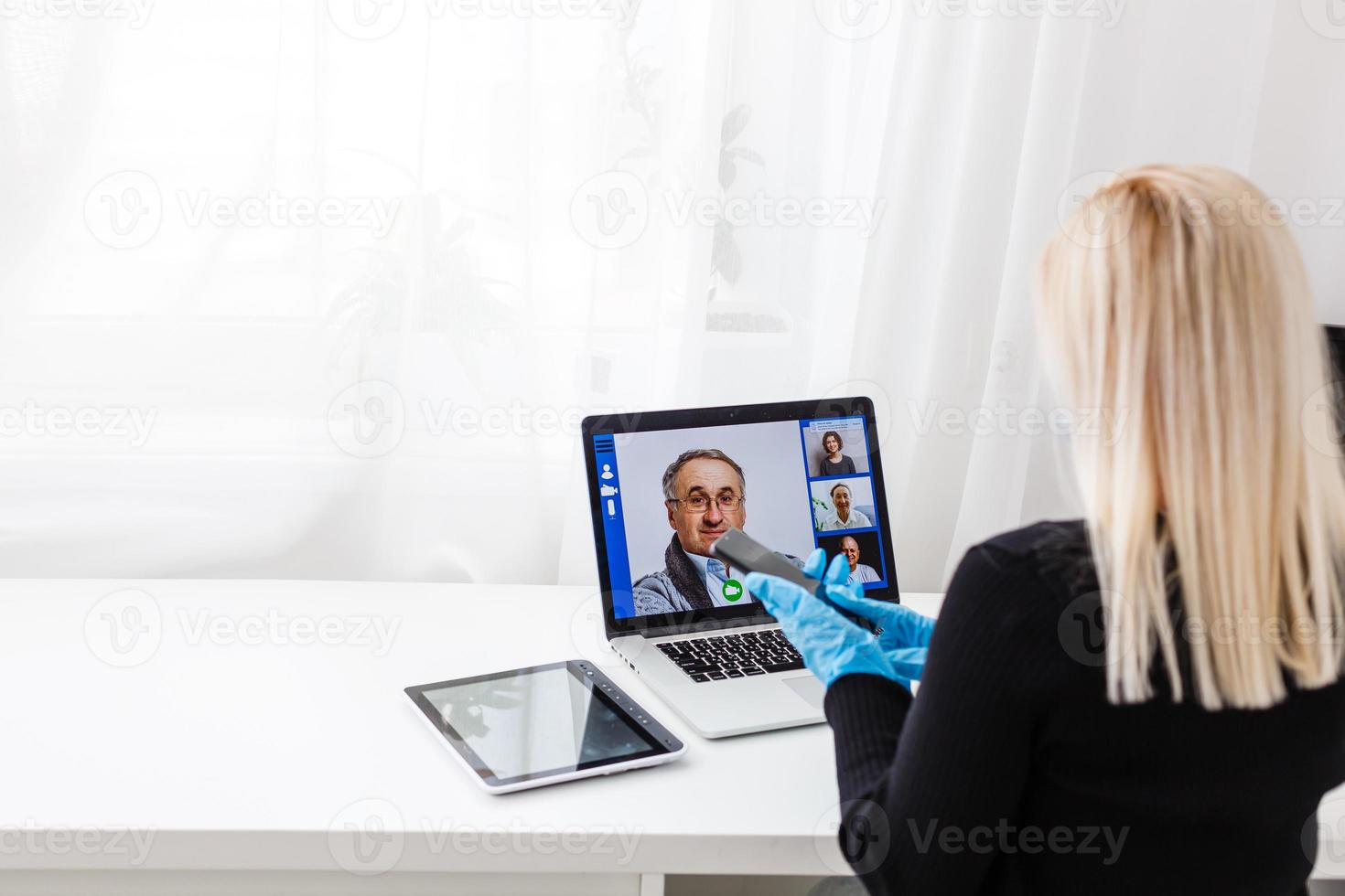 jung Frau tragen schützend Handschuhe auf Hände und Maske auf Gesicht Arbeiten von Zuhause oder beim Büro Arbeit durch das Laptop Video Anruf verhindern Virus Verbreitung Epidemie Quarantäne Verhütung foto