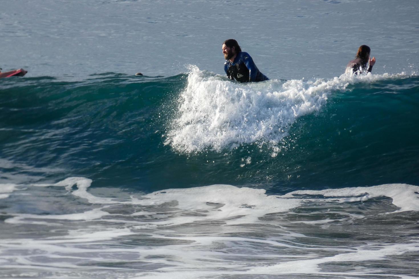 Surfer Reiten klein Ozean Wellen foto