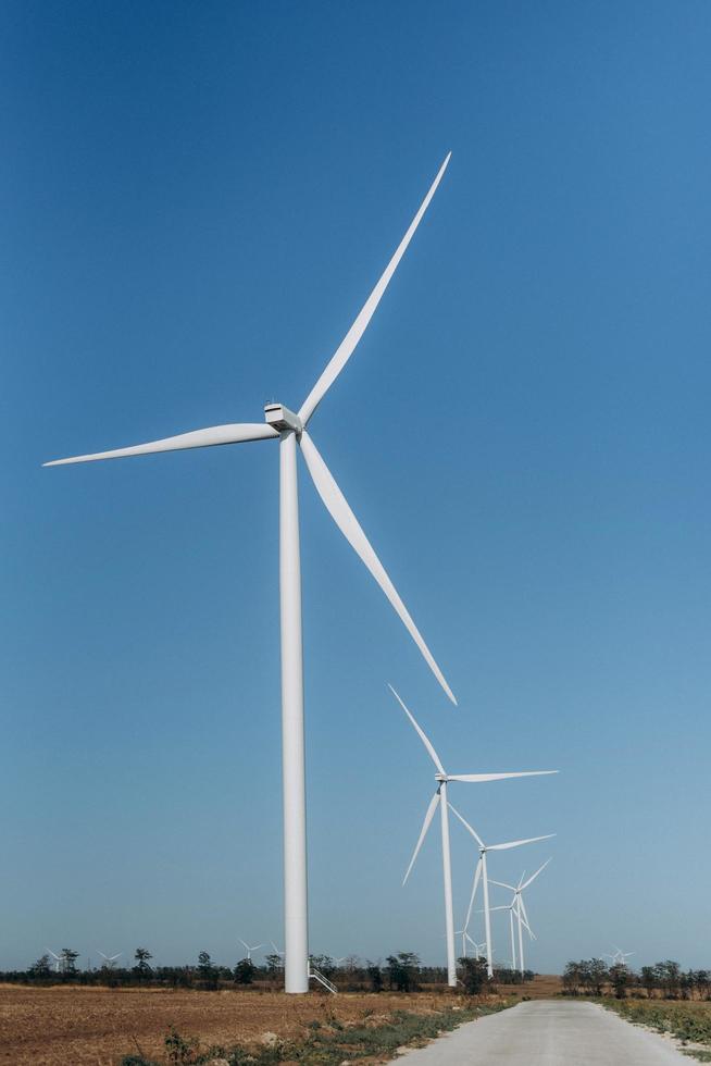 Windkraftwerk, treue Generatoren mit Schaufeln foto