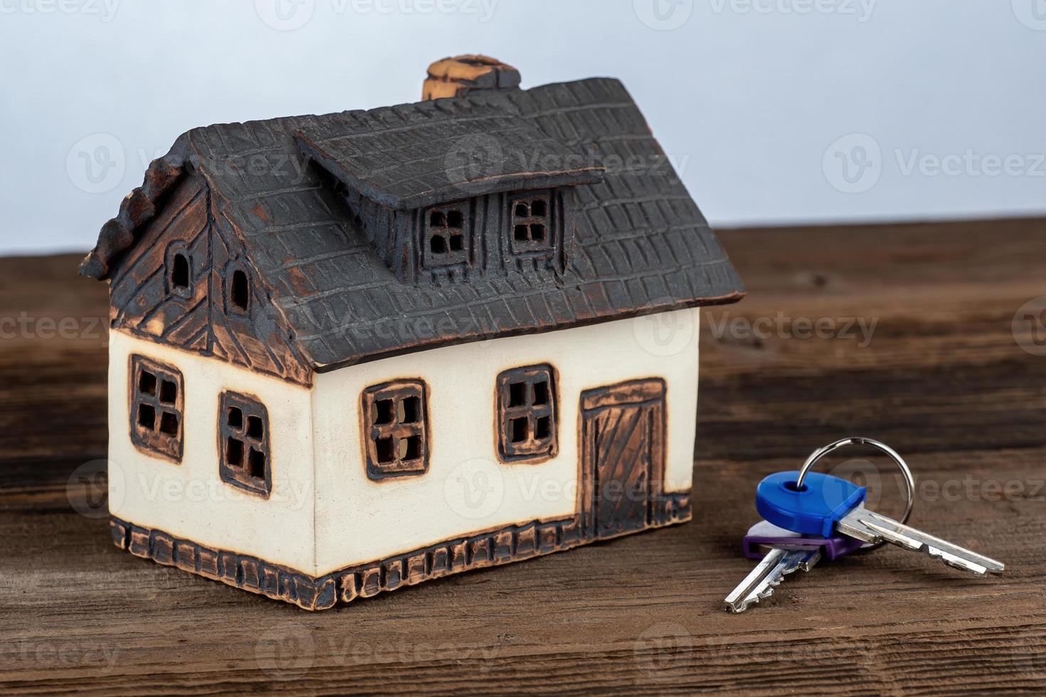 Modell- Haus und Schlüssel auf Tisch. foto
