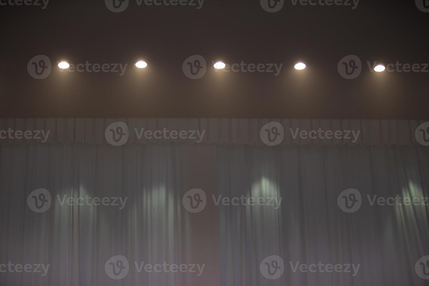 Pastell- Bühne Hintergrund mit Lampen und Licht Vorhänge. foto