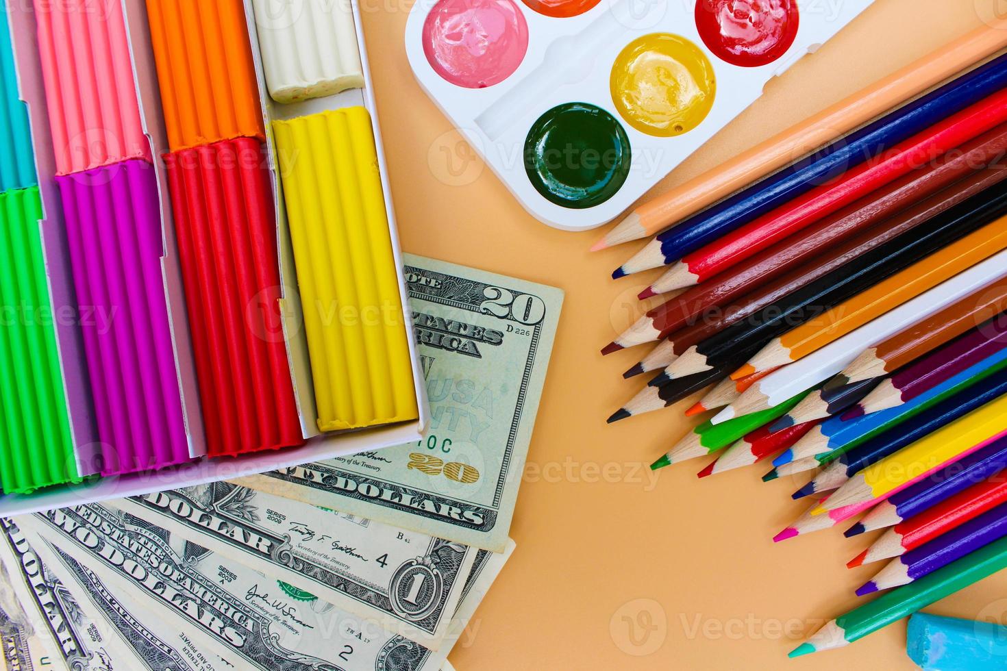 Schule liefert und Dollar. Konzept ist zu Kaufen Schreibwaren Objekte. oben Sicht. foto