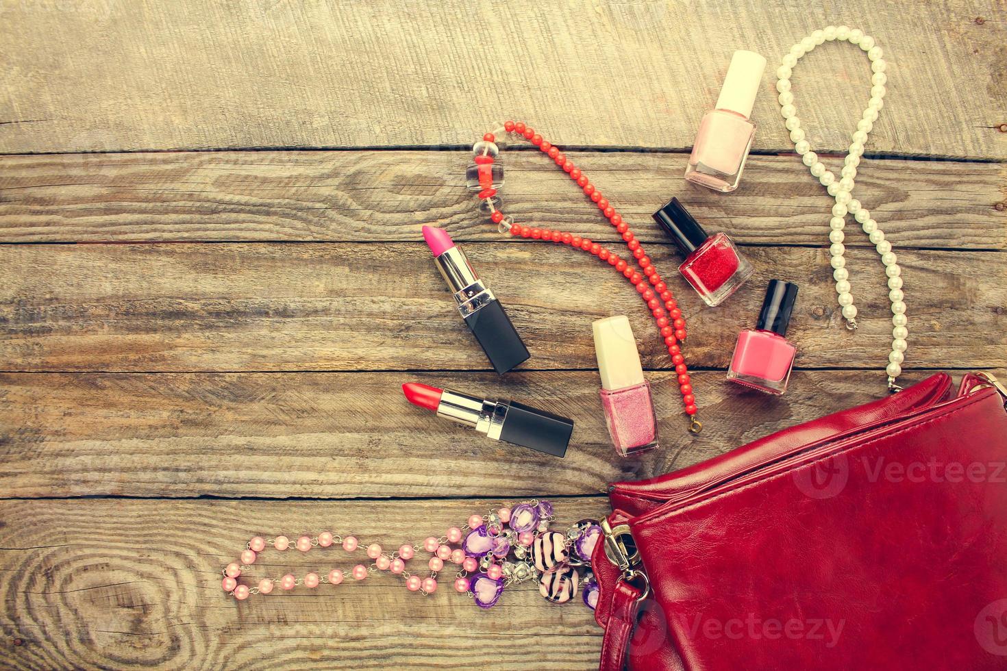 Damen Zubehör kosmetisch Tasche, Halskette, Nagel Polieren, Lippenstift. oben Sicht. getönt Bild. foto