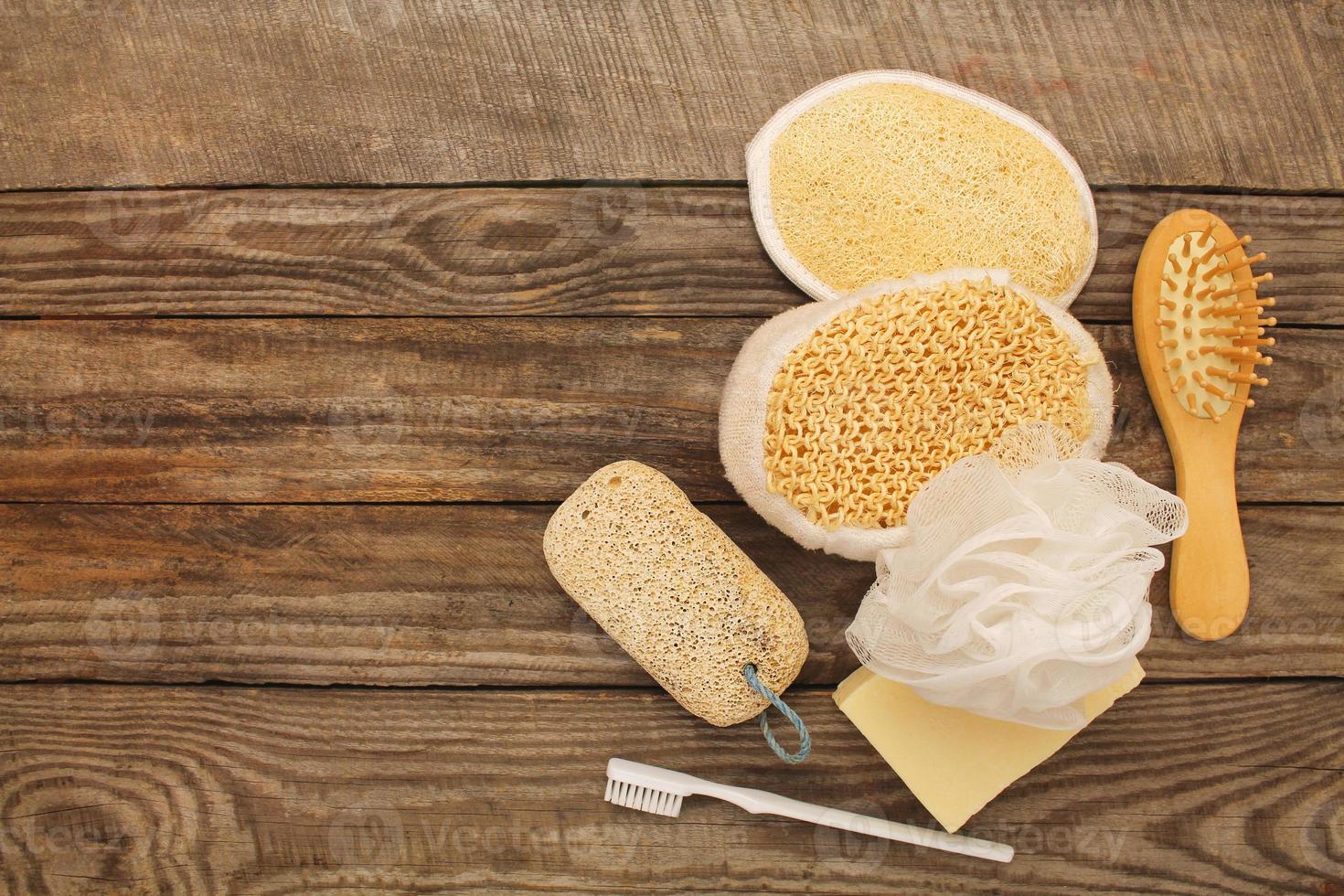 Hygiene Produkt Seife, Kamm, Schwamm, Zahnbürste, Bimsstein Stein auf alt hölzern Hintergrund. oben Sicht. getönt Bild. foto